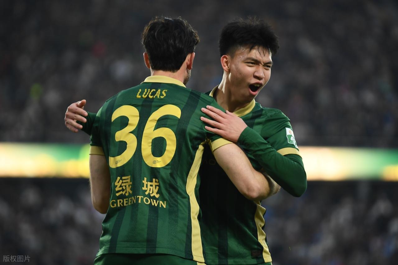 九游娱乐-王钰栋锦上添花脱衣庆祝被吐槽发型丑，知道是谁操刀后改口：帅！